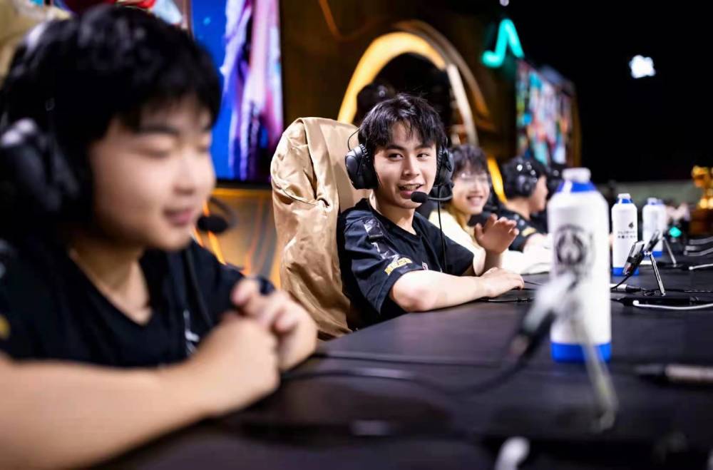 迫使后卫犯 迫使后卫犯